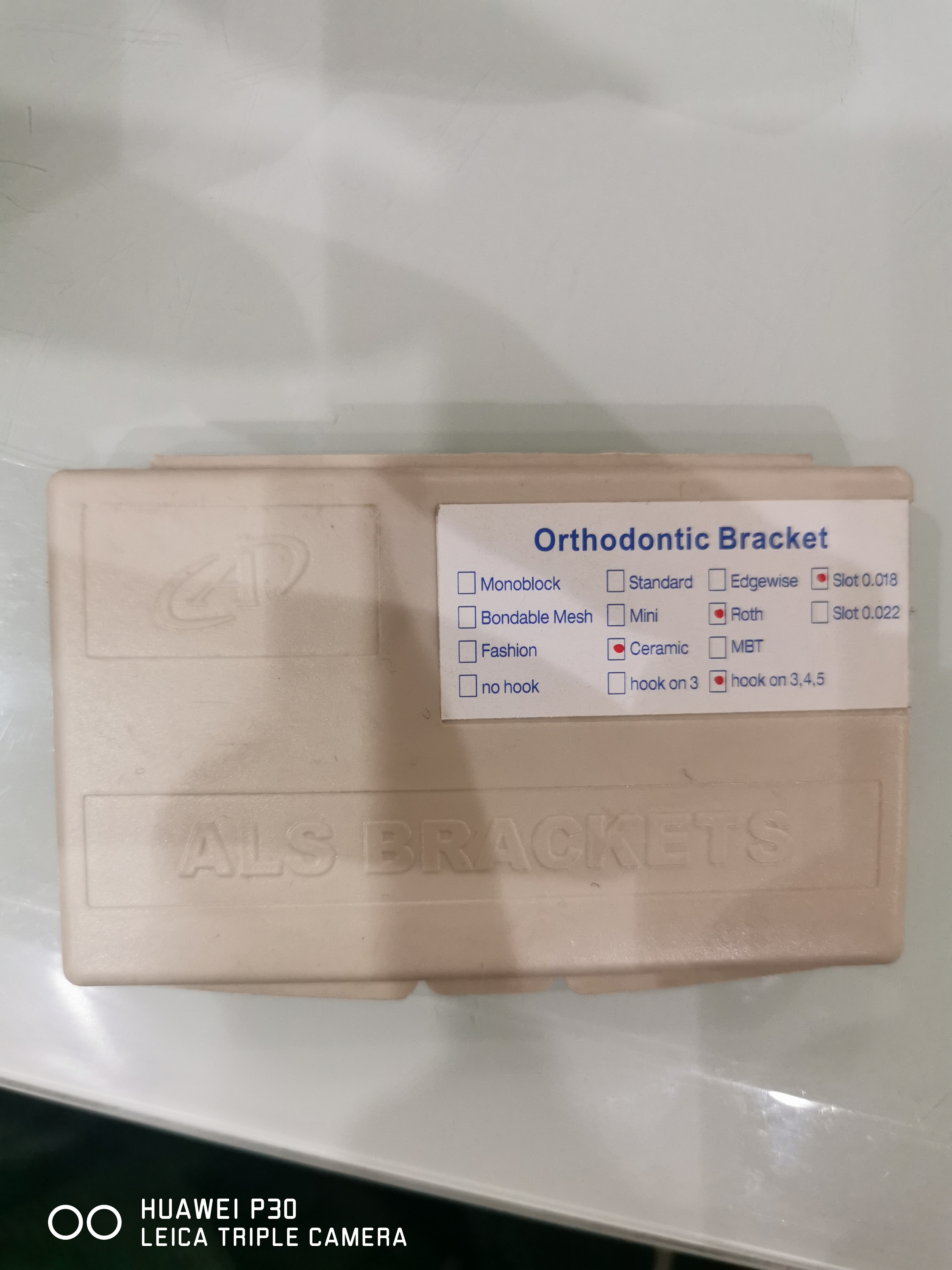 Orthodontic ceramic bracket 018